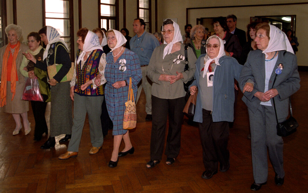 https://commons.m.wikimedia.org/wiki/File:Madres_y_Abuelas_entrando_a_la_ESMA_en_el_acto_de_traspaso_de_la_ESMA.jpg#globalusage